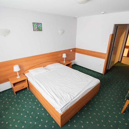 מילץ' Hotel Reg Benz מראה חיצוני תמונה