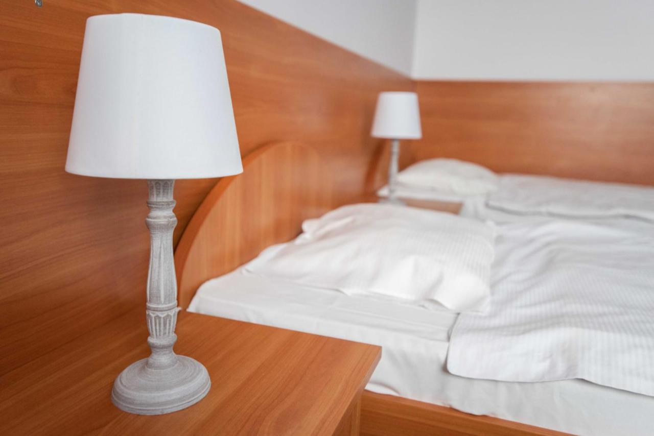 מילץ' Hotel Reg Benz מראה חיצוני תמונה
