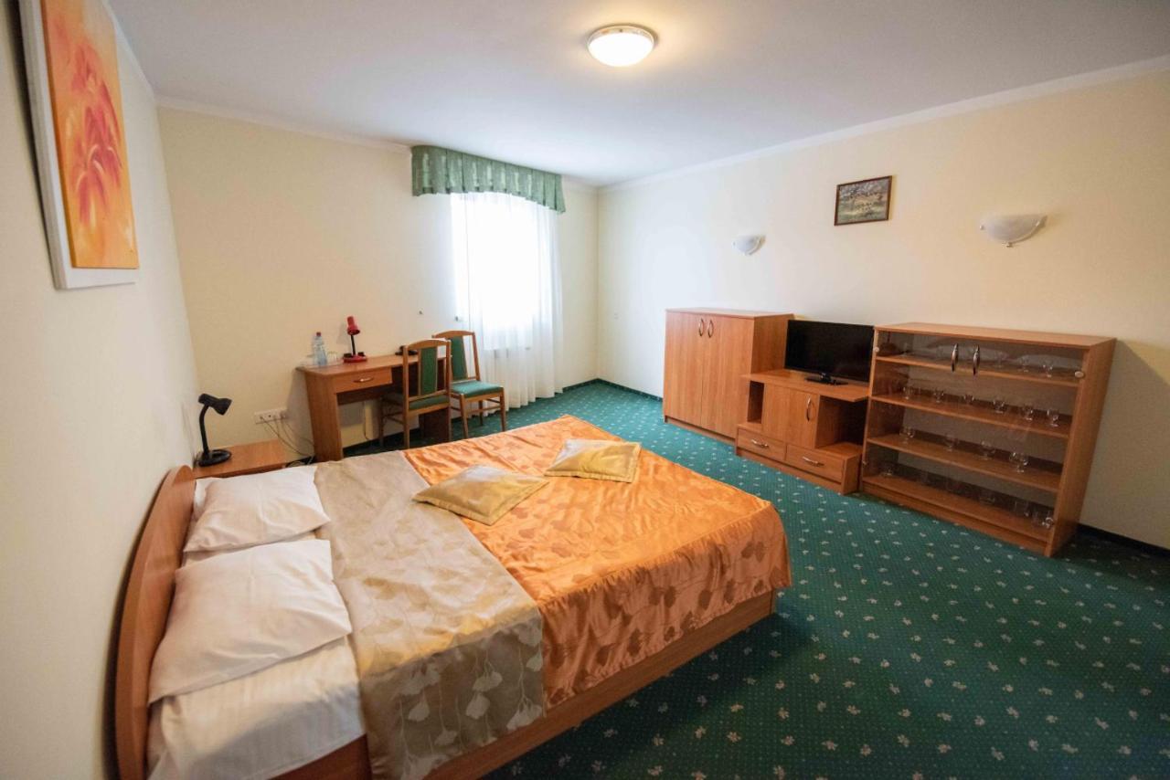 מילץ' Hotel Reg Benz מראה חיצוני תמונה