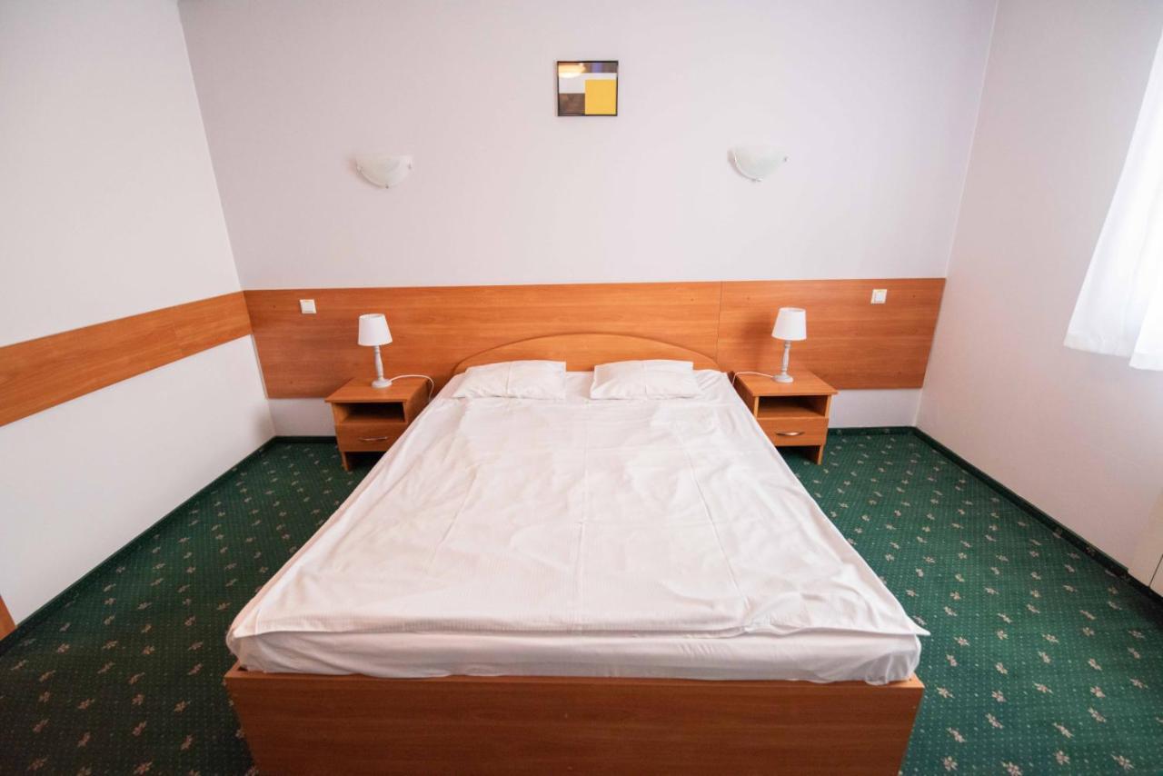 מילץ' Hotel Reg Benz מראה חיצוני תמונה